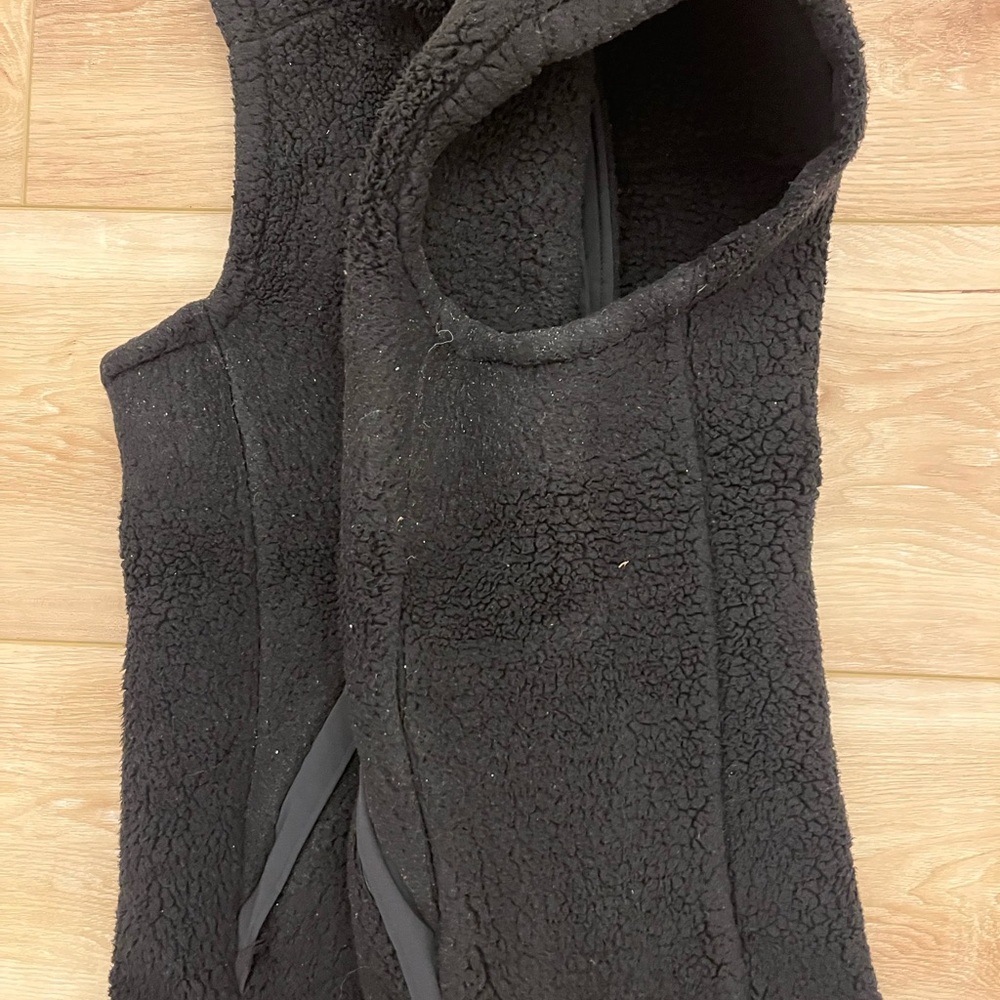 The North Face Black Sherpa Vest, size medium - Picture 5 of 11